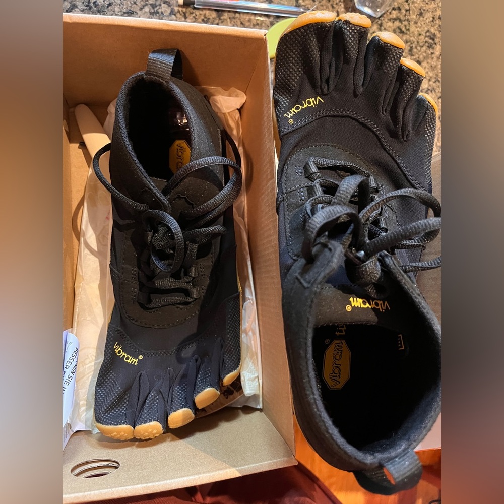 Vibram fivefingers V-trek BNIB size 41